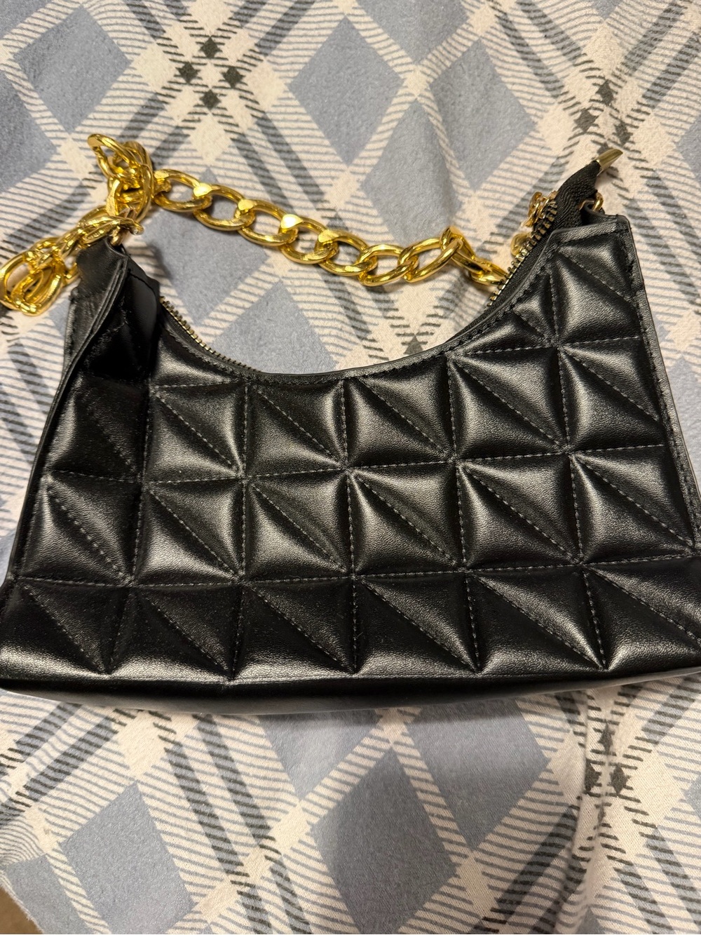 Chic Quilted Black Shoulder Bag with Gold Chain